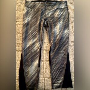 Nike Women’s Dynamic Black and Gray Crop Leggings Size XL